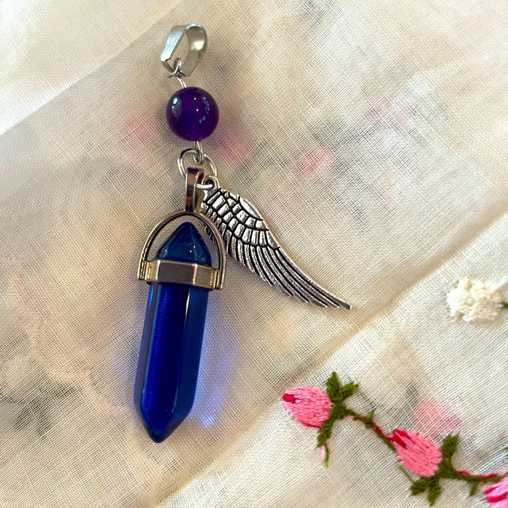 NWOTS Beautiful Clear Blue Crystal Point Pendulum point Angel wing & purple bead